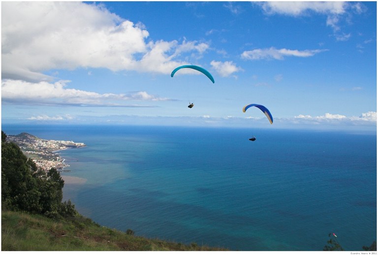 A falésia do Cabo Girão é um marco internacional para o voo livre.