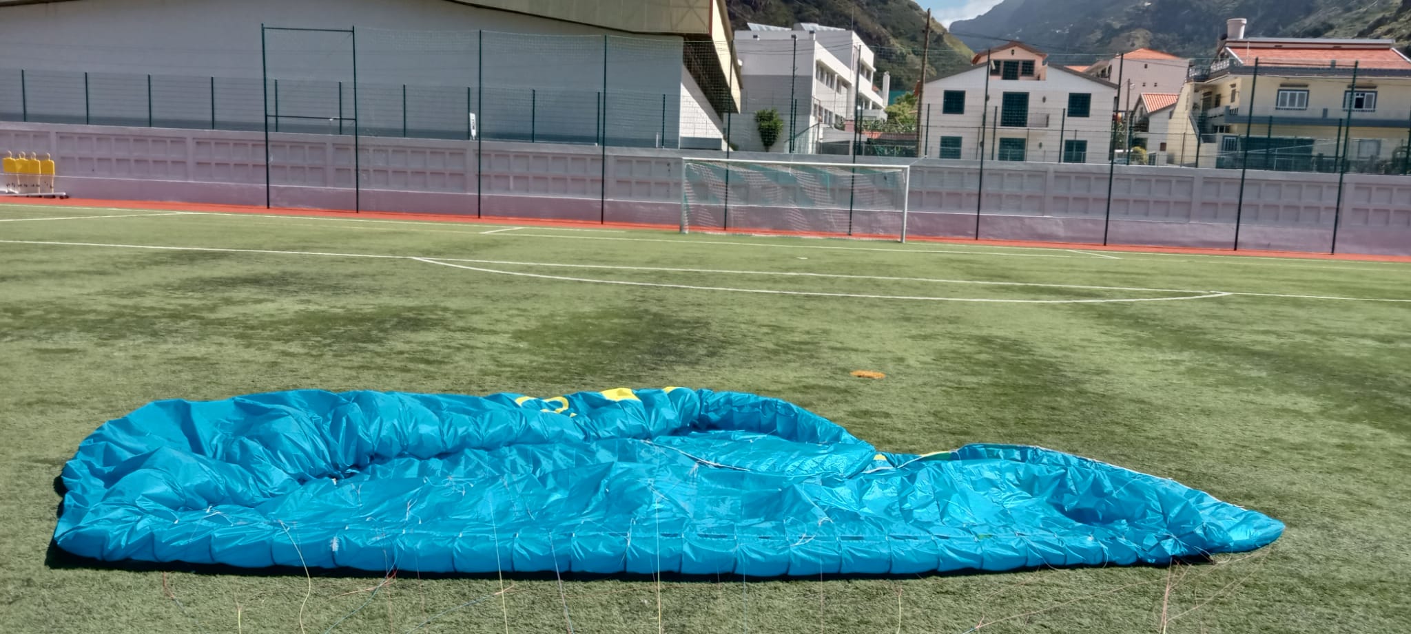 Aterragem no campo de futebol da vila da Ribeira Brava